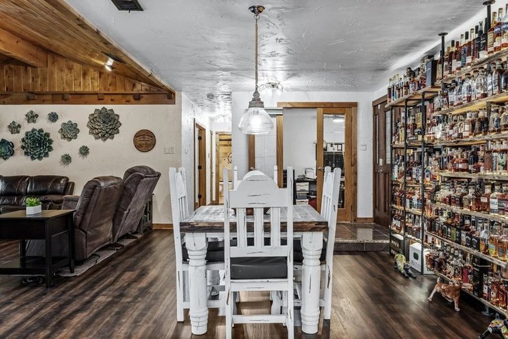 Продажа и покупка недвижимости, жилье, дом с алкоголем, выпивка, риелторы, интересные объекты недвижимости