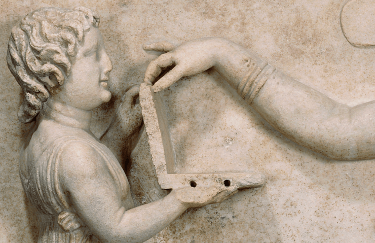 Древнегреческая погребальная статуя с сидящей женщиной и служанкой, ставшая основой теории заговора о ноутбуке