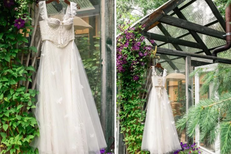 Біла весільна сукня в стилі лісової феї, зшита власноруч, висить на вішалці в саду