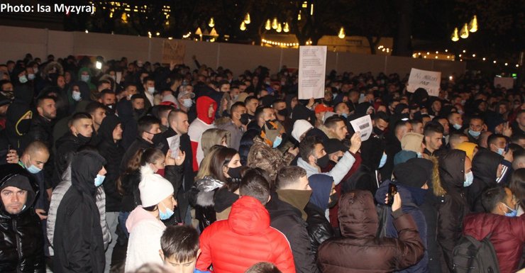 тирана, албания, протесты, рождественская елка, убийство