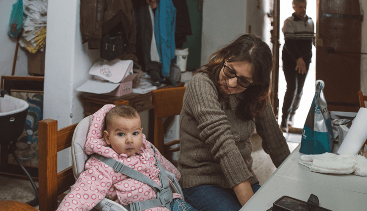 Маленька дівчинка сидить за столом поруч із мамою в будинку в Пальяра-деї-Марсі