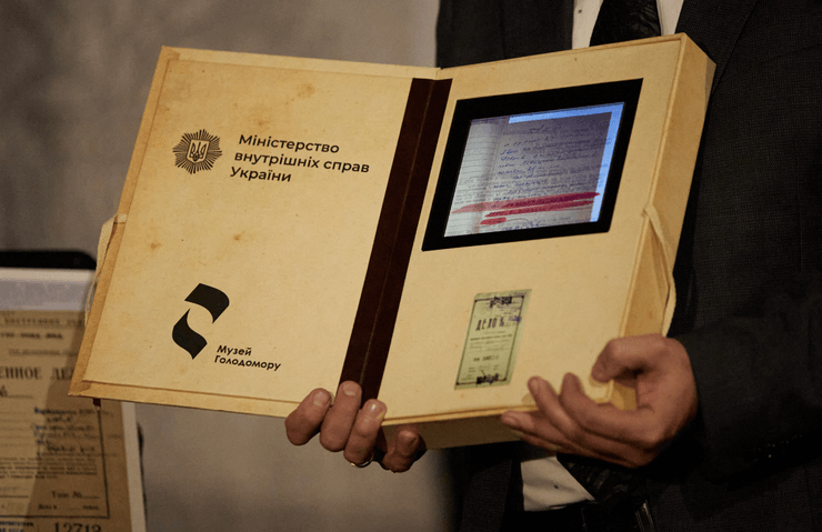 Инна Ящук передала в музей более тысячи дел, касающихся Голодомора 1932-33 гг.