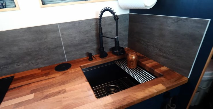 Дом на колесах на базе грузовика