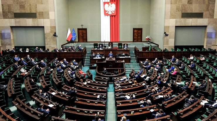 В Польше существует значительно более широкий ряд налогов для различных видов деятельности, также услуги облагаются налогом по ставкам значительно выше, чем в Украине