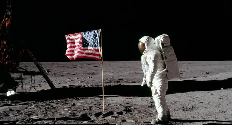 Астронавт Луна флаг США Аполлон 11 Почему флаг США развевается на Луне хотя там нет воздуха