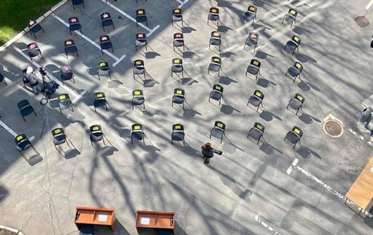 Подготовленные для депутатов места для проведения заседания горсовета в Днепре