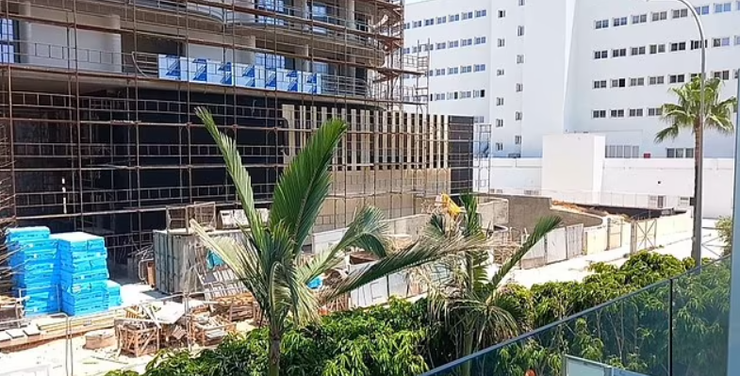 Отдых на Кипре закончился скандалом, супруги из Великобритании пожаловались на ужасный вид из окна отеля