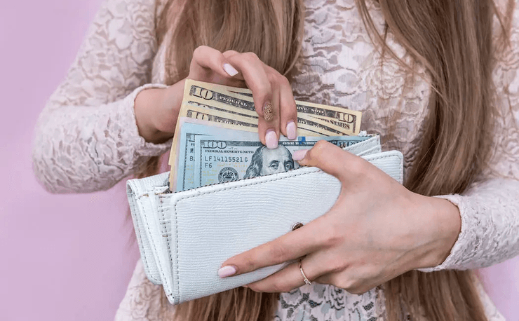 Гроші, долари, валюта, банкноти, жінка з грошима, правда про багатство сім'ї, бідність, сім'я без грошей, сім'я приховувала багатства