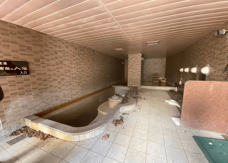 Блогер случайно нашел заброшенный курорт в Японии неподалеку от зоны отчуждения Фукусимы