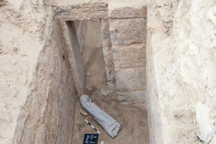 археологи виявили фальшиві двері з рожевого граніту