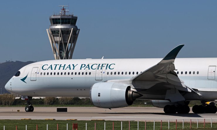 Самолет, посадка, ребенок в самолете, ребенку дали вино, вино вместо воды, кислый вкус, перепутали воду с вином, бизнес-класс, произошла ошибка