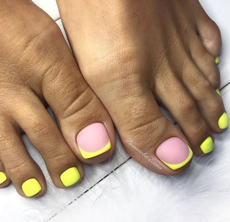 тренды педикюра 2022, модный педикюр, педикюр с блестками, неоновый педикюр