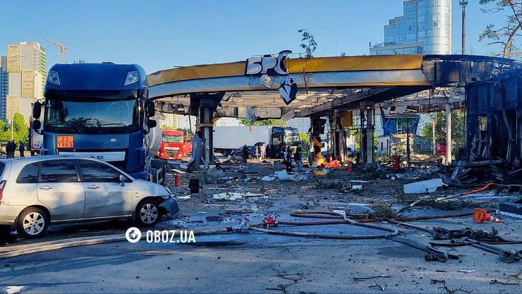 фото з наслідками атаки РФ по Києву, рештки АЗС, 14 травня