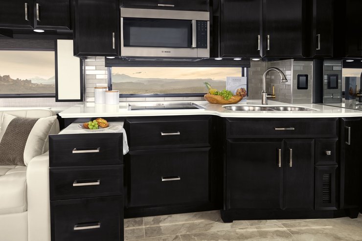 кухня стенка, Newmar Essex, дом на колесах, автодом Newmar