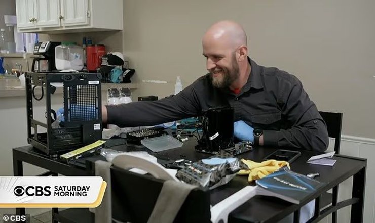 Сміт, вирішив попросити свою віртуальну дівчину вийти за нього заміж