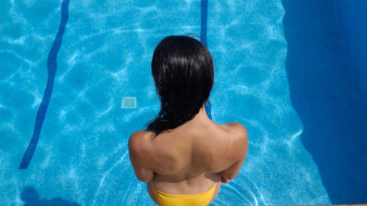 Жінка в басейні, басейн, сусіди, сварка з сусідами, сусіди проникали у двір, чужий басейн, догляд за басейном,