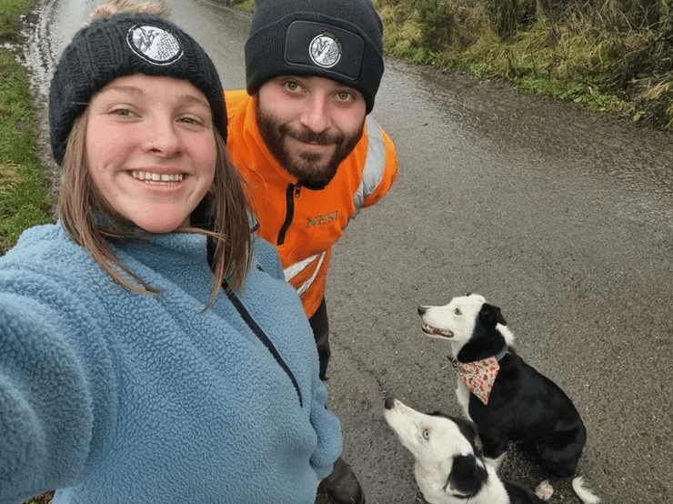 Молода пара з Великої Британії, яка обрала життя в крихітному будинку