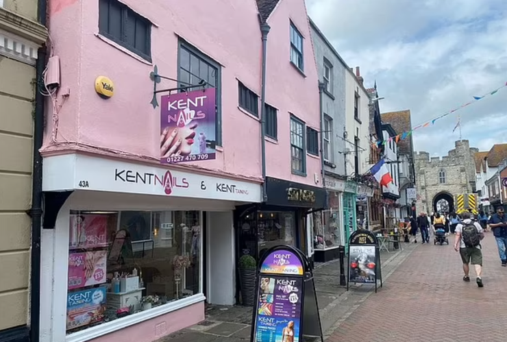 Місцева рада Кентербері, фарбування будинку, суд, припис, скандал, штраф, Велика Британія, курйози, ремонтні роботи