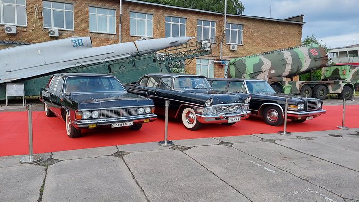 Слева направо: ГАЗ-14 "Чайка", ГАЗ-13 "Чайка" и ЗиЛ-115. Фото: Владимир Мукан