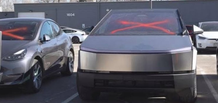 Люси нарисовала на автомобилях красные кресты