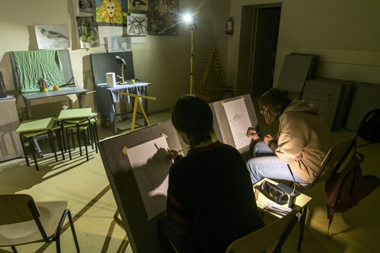 Большой фонарь с мощным аккумулятором обеспечит светом на 6-8 часов