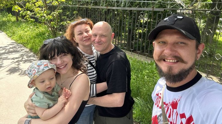 Валерій Зеленський з сім'єю після звільнення з російського полону
