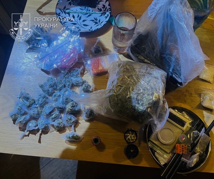 Наркотики на ялинці: у Києві викрили наркоділка