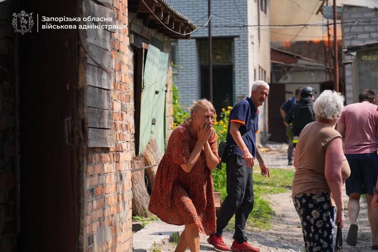 Напуганные мирные жители на месте удара по Запорожью