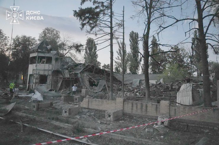 фото руїн будинку у Києві після удару РФ 1 вересня