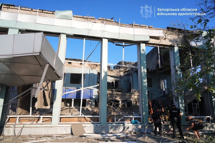 Последствия удара ВС РФ по автовокзалу в Запорожье