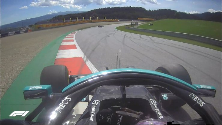 Льюс Хэмилтон на смог оказать прессинг на Ферстаппена в гонке. А однажды он даже едва не потерял машину в заносе в одном из поворотов (на фото)