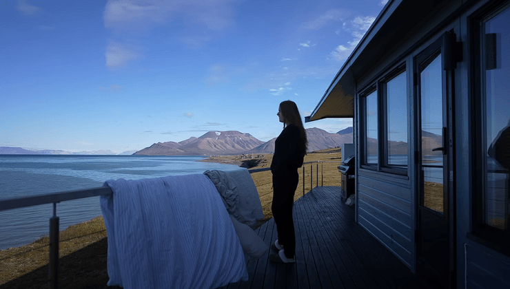 Женщина живет вблизи Северного полюса, дневной свет, Шпицберген, звезда соцсетей, полярный круг, сильный мороз, всегда день