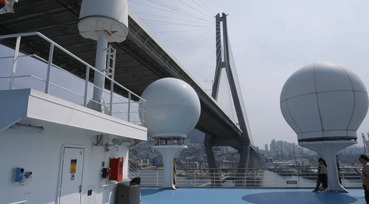 Корабль в порту города Бусан, Южная Корея