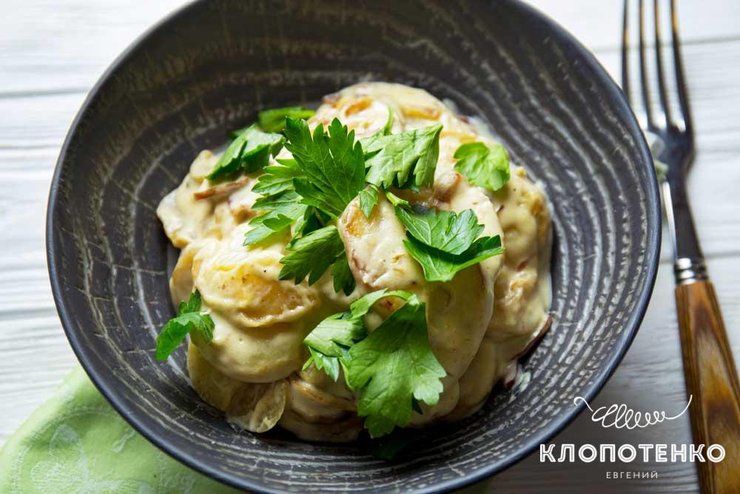 Молодой картофель с луком и сыром