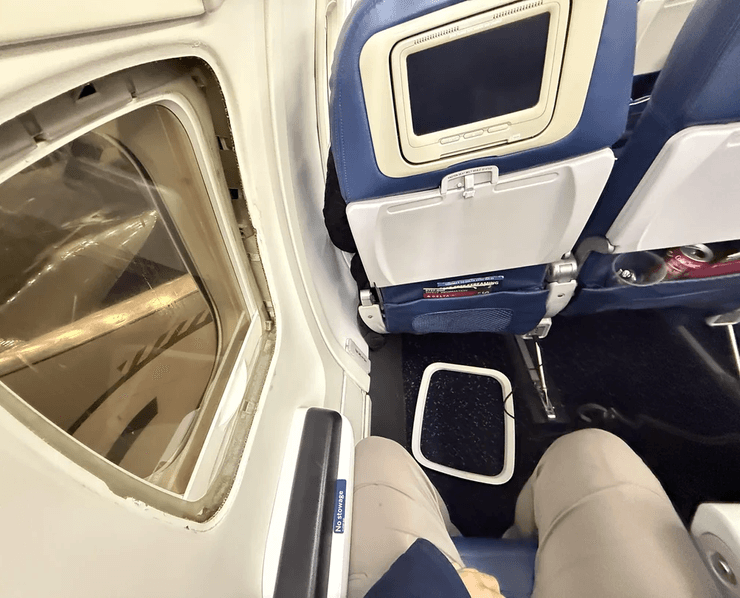 Літак, неполадка в польоті, частина ілюмінатора літака, відвалилася деталь, деталь літака, впала до ніг, віконна рама