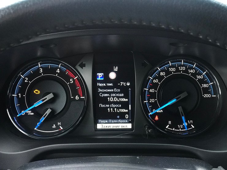 расход топлива Toyota Hilux, новые приборы Toyota Hilux, новый щиток приборов на Toyota Hilux, Toyota Hilux интерьер, обзор Toyota Hilux, тест-драйв Toyota Hilux