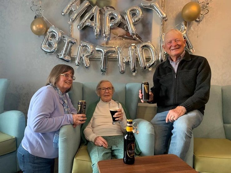 104-летняя британка, день рождения, секрет долголетия, пиво Guinness, любительница пива, не выходите замуж, пенсионерка,