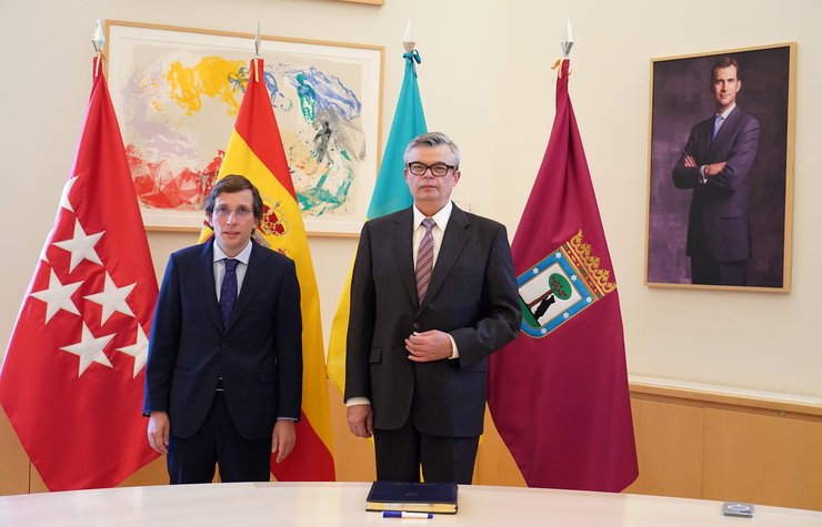 Посол України в Іспанії Сергій Погорельцев і мер Мадрида Хосе Луїс Мартінес Альмейда
