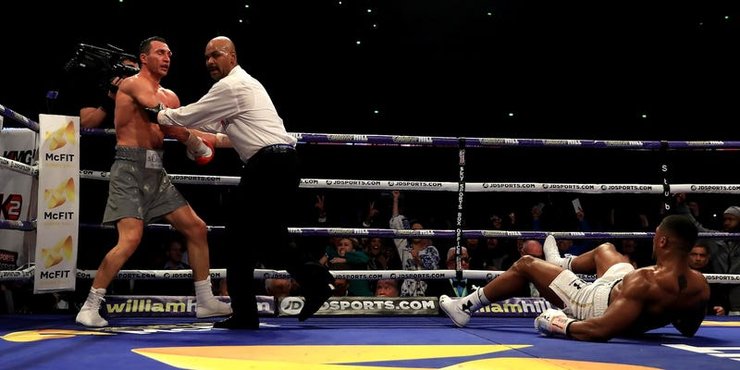 Один из удачных моментов для Владимира Кличко в поединке с Джошуа