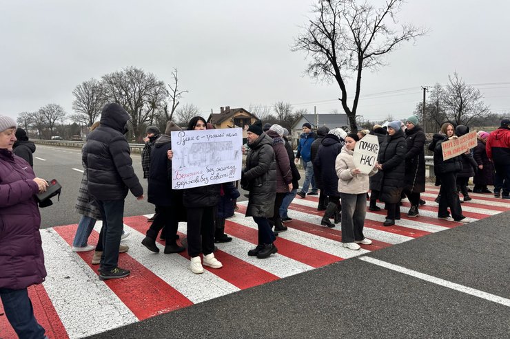 Возле Житомира люди перекрыли трассу Киев-Чоп возле Житомира