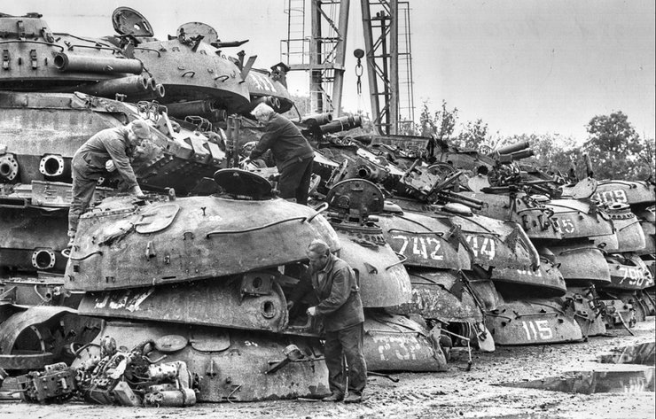 Полигон наполнен остатками старых танков во время разоружения