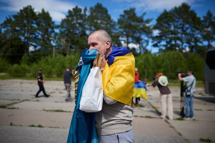 фото бойца ВСУ с украинским флагом во время обмена 26 июня