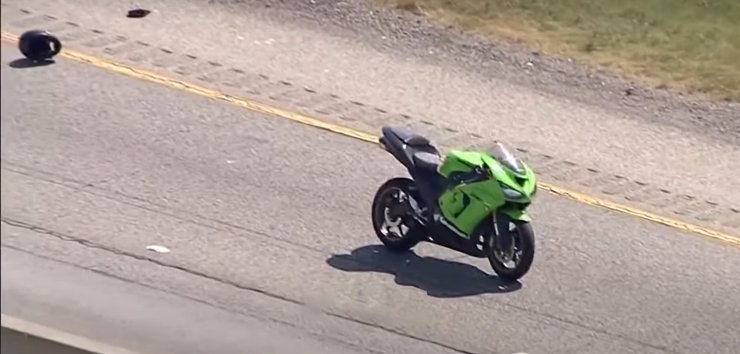 Мотоцикл и шлем байкера после инцидента