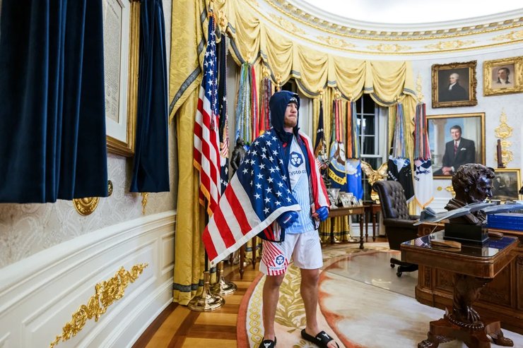 Трамп прикрасив кабінет золотом