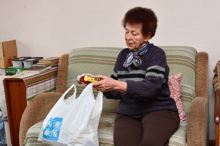 Надання гуманітарної допомоги самотній літнім людям, фото – БФ "Карітас-Київ"