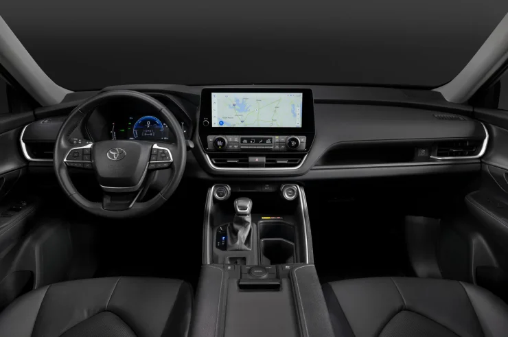 Передняя панель, руль и мультимедийный экран в салоне Toyota Grand Highlander
