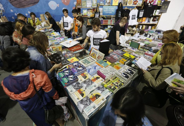 Зустріч з читачем. У 2020 році київський ярмарок "Книжковий Арсенал" скасували через карантин. Цього року довгоочікувана зустріч видавців з читачами відбудеться, але в цілях безпеки потрібно купувати квитки онлайн і на чітко позначений час, щоб потоки відвідувачів не були масовими