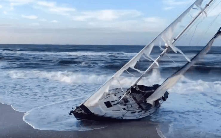 Корабль-призрак, парусник, яхта, судно, корабль, корабль выбросило на берег, судно попало в шторм, сильный шторм, побережье США