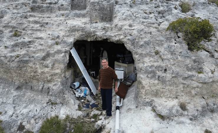 Чоловік живе в печері, будинок у печері, боїться землетрусів, відмовився від житла, життя в печері, стихійне лихо
