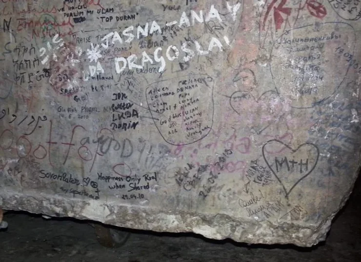 вівтар, церква, туристи, графіті, артефакт, плита, дослідження, храм, Єрусалим, християнство, Ізраїль, паломники, Рим, Папа Римський, Храм Гробу Господнього, середньовіччя, знахідка, мармур, відкриття